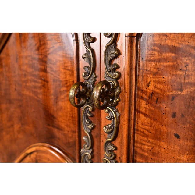 Brown 1980s Henredon French Provincial Louis XV Carved Walnut Bombe Form Lighted Bar Cabinet For Sale - Image 8 of 17