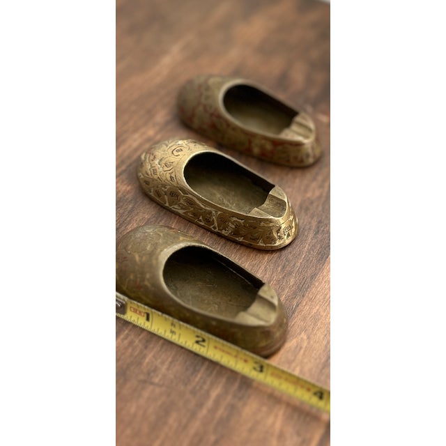 Set of Three Vintage Brass Shoe-Shaped Pocket Ashtrays Made in G. L. India For Sale - Image 10 of 18