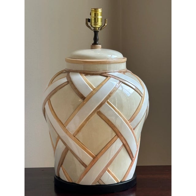 Mid 20th Century Vintage Chapman Ginger Jar Table Lamp W/ Basketweave Motif For Sale - Image 5 of 18