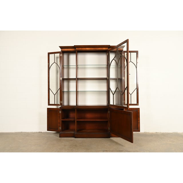 1960s Kittinger Georgian Carved Mahogany Lighted Breakfront Bookcase Cabinet, Circa 1960s For Sale - Image 5 of 11
