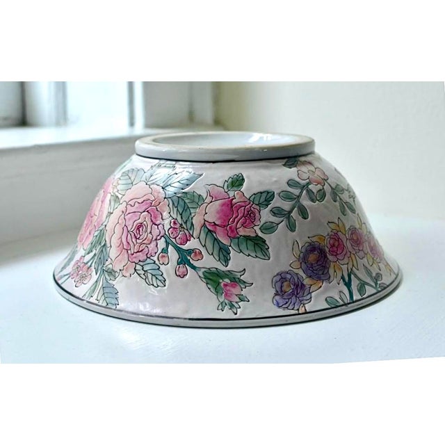1950s 1950s Hand‑Painted Macau Rose Porcelain Bowl — Chinoiserie Floral For Sale - Image 5 of 7