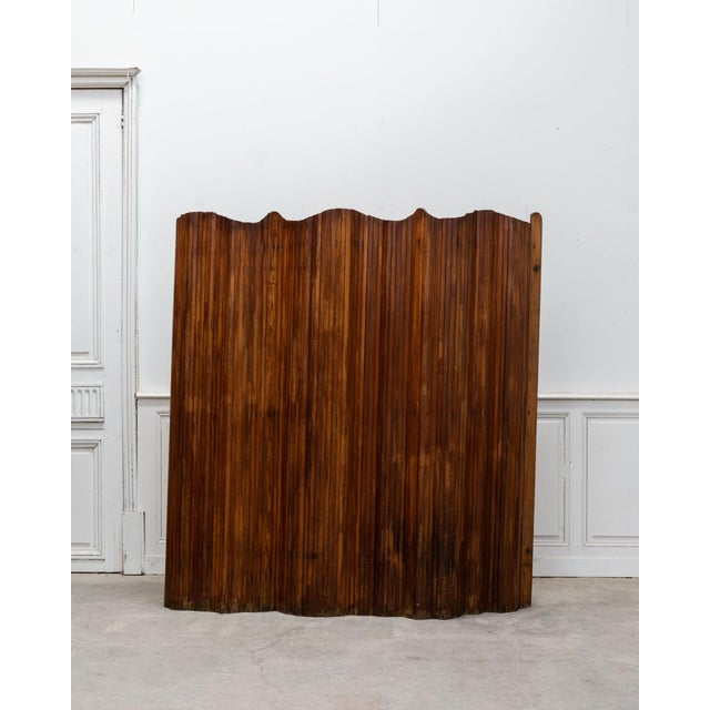 Antique Wavy Fir Wood Screen in the style of Baumann, 1930s, in Good conditions. Designed 1920 to 1949