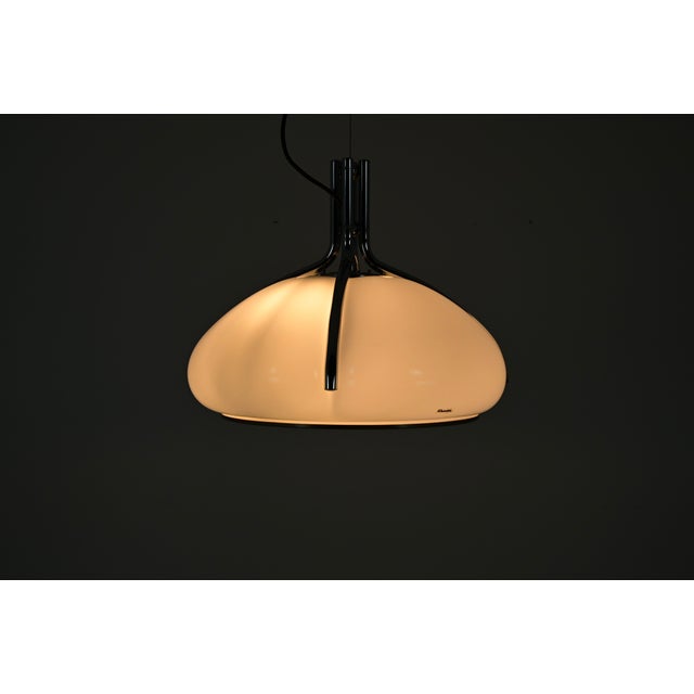 Pendant lamp in white plastic and metal. Model: Quadrifoglio. Maximum height with cable: 95 cm. Wear consistent with age...