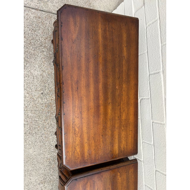 Pair of Vintage Heritage Grand Tour French Louis XV Style Bombe Chests / Nightstands For Sale - Image 11 of 12