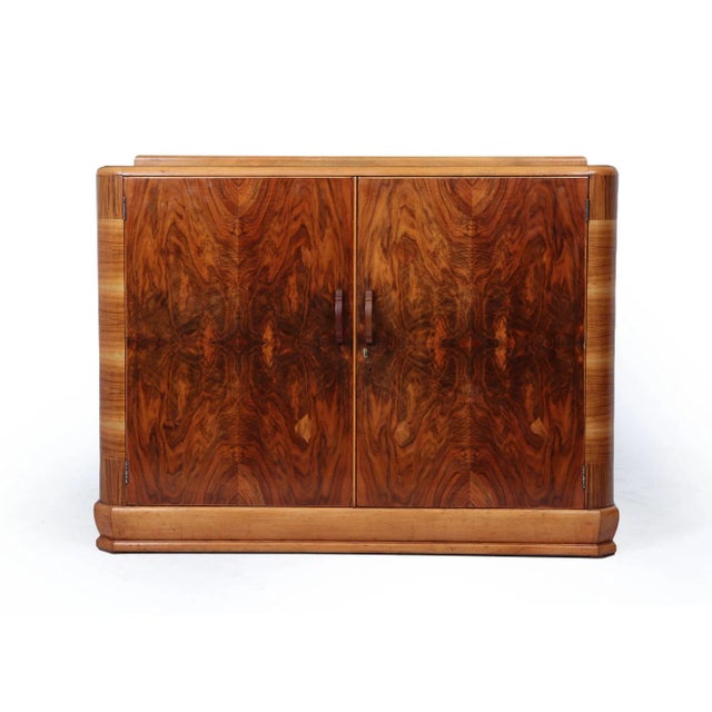 English Art Deco Walnut Sideboard, 1930s, in Very Good conditions. Designed 1920 to 1949