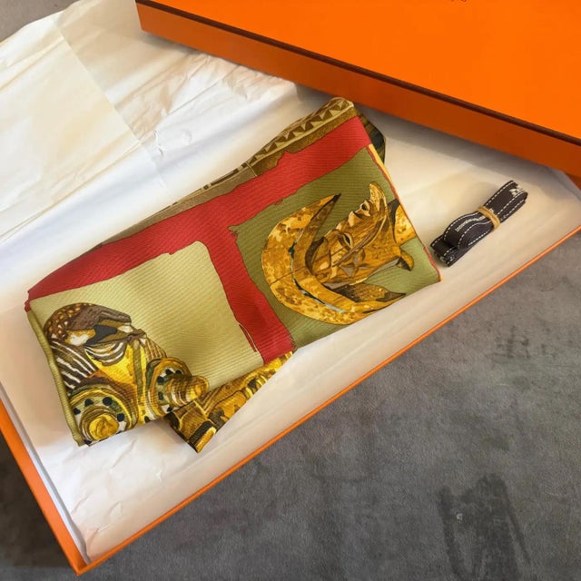 1980s A 1982 Full Set Hermes Carrè Silk Scarf Masques Et Casques by Julia Albadie For Sale - Image 5 of 18
