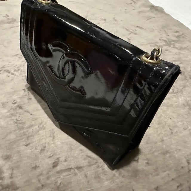 This is a vintage 1990s Chanel crossbody bag, characterized by its signature quilted chevron pattern and the iconic...