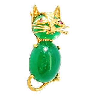 1970s 14K Yellow Gold Green Aventurine Ruby Cat Brooch Pin For Sale