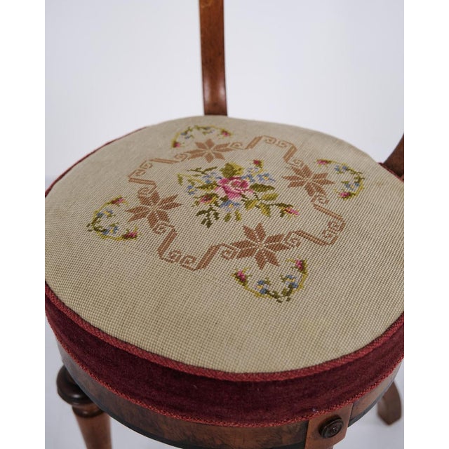 Small piano stool made in polished walnut with marquetry from around 1880. The stool features turned legs and decorative...