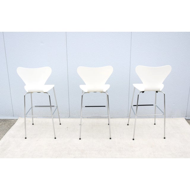 Danish Mid-Century Modern Arne Jacobsen Style Series 7 White Bar Stools Set of 3 For Sale In New York - Image 6 of 12