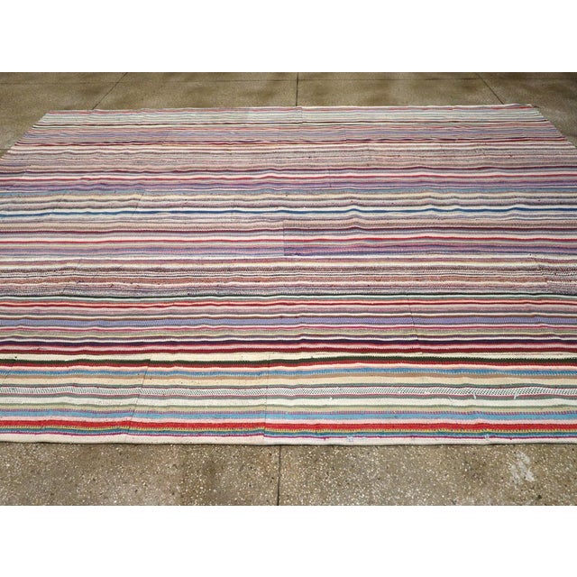 Galerie Shabab Collection Mid-20th Century Turkish Flatweave Kilim Room Size Carpet For Sale - Image 4 of 8