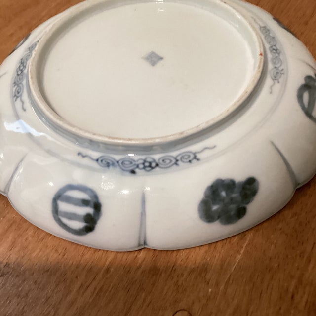 Antique Large Imari Scalloped Porcelain Polychrome Plate With Cherry Blossoms Flowers For Sale - Image 10 of 12