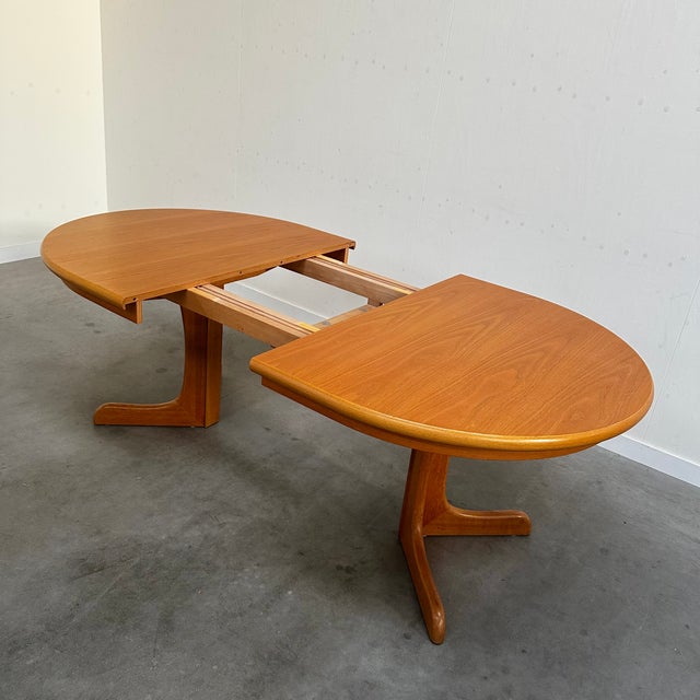 Wood Mid-Century Modern Extendable Dining Table in Oak For Sale - Image 7 of 10