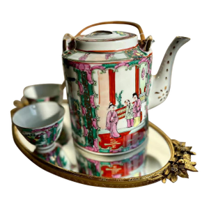 Rose Medallion Chinese Woven Tea Basket With 2 Cups & a Teapot, Antique