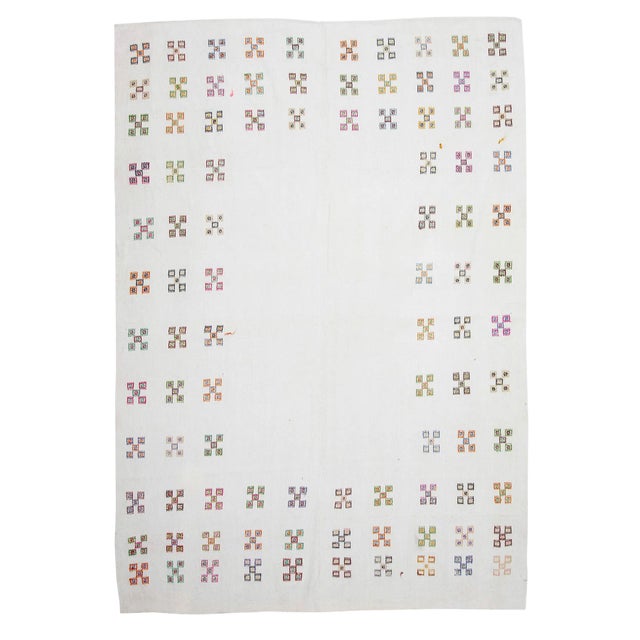 1960s Vintage Embroidered White Cotton Kilim Rug- 7′7″ × 10′9″ For Sale