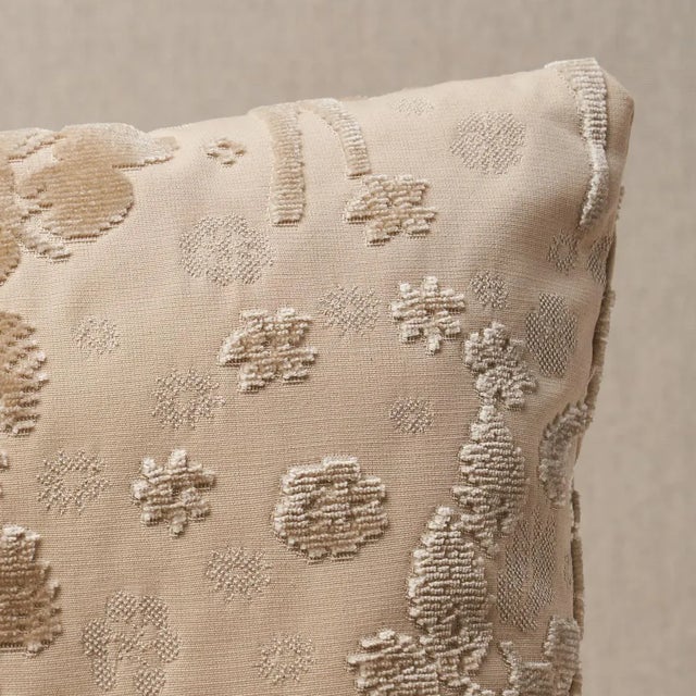 This pillow features Arbor Forest with a knife edge finish. A truly sumptuous silk velvet, Arbor Forest in champagne is...