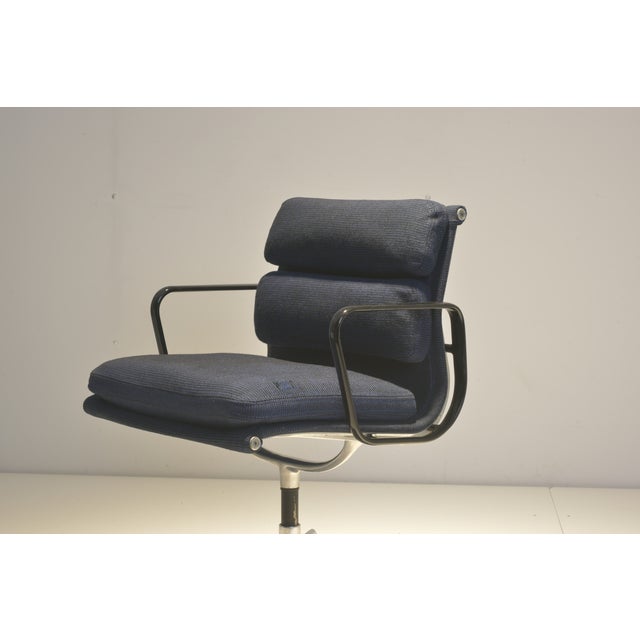 1970s EA 208 Softpad Aluchair by Charles and Ray Eames for Herman Miller, 1970s For Sale - Image 5 of 15
