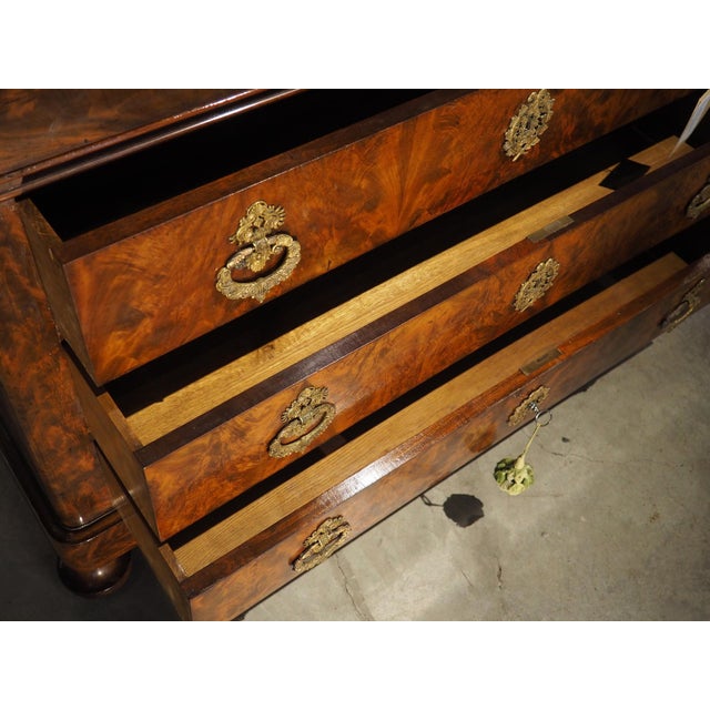 Circa 1820 French Restauration Commode in Flame Mahogany, Gilt Bronze Hardware For Sale - Image 14 of 18