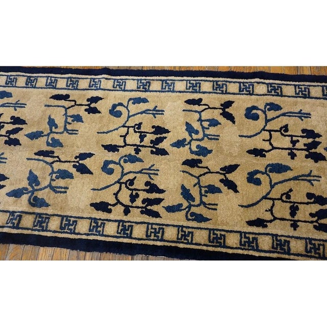 Chinese 1930s Beige Field Foliate Modern Deco Antique Chinese Peking Rug Hallway Runner For Sale - Image 3 of 10