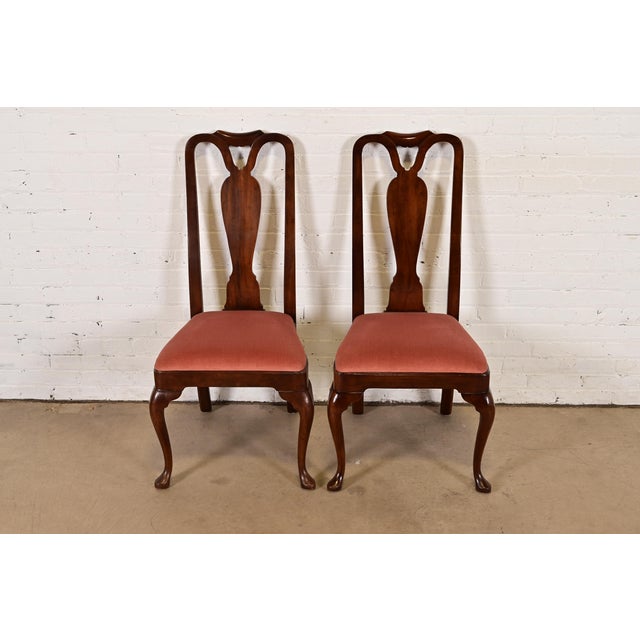 An outstanding pair of Queen Anne or Georgian style side chairs or dining chairs By Henredon USA, Circa 1980s Solid...