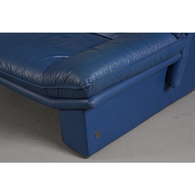 Blue Post-Modern Leather Sofa by Nicoletti Salotti, Italy, 1980s For Sale - Image 8 of 10