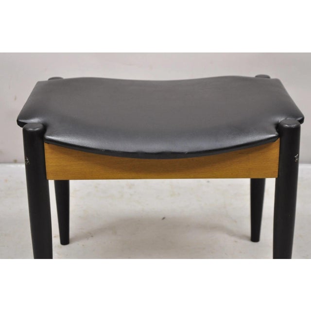 Mid-Century Modern Norco Mid Century Modern Sculpted Footstool Ottoman Tapered Leg Black Vinyl Seat For Sale - Image 3 of 11