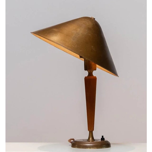 Metal Brass and Elm Table Lamp in the style of Harald Elof Notini for Böhlmarks, 1940s For Sale - Image 7 of 11