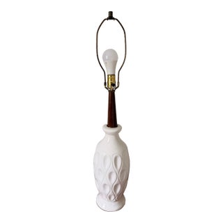 1960s Mid-Century Modern White Ceramic Table Lamp With Walnut Wood Neck and Lampshade For Sale