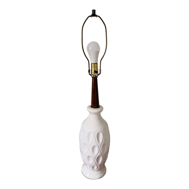 1960s Mid-Century Modern White Ceramic Table Lamp With Walnut Wood Neck and Lampshade For Sale