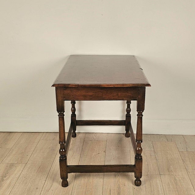 Wood One-Drawer Walnut Tavern Table, English or American, Circa 1720 For Sale - Image 7 of 8