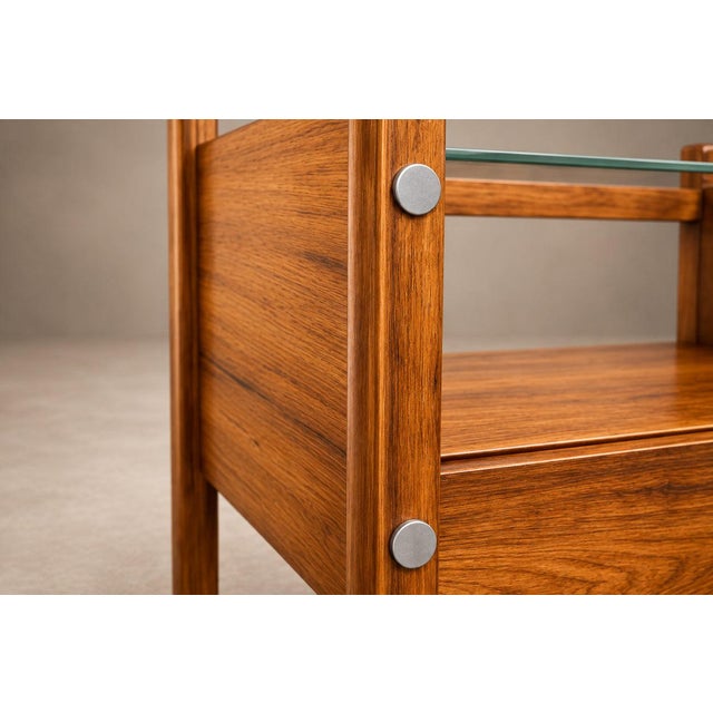 Pair of Sergio Rodrigues “Yara” Side Tables in Freijó Wood with Drawers and Glass Tops, Brazil, 1960s For Sale In New York - Image 6 of 18
