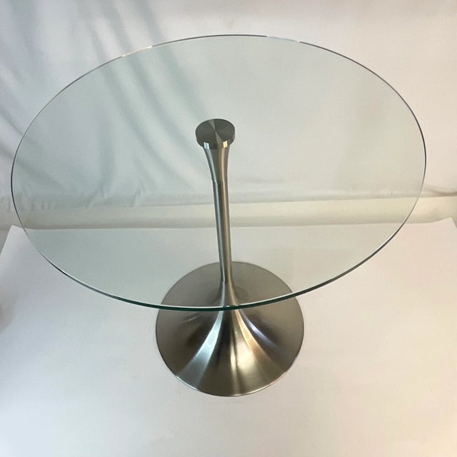 Metal 1980s Vintage PostModern Italian Metal Tulip Base Floating Side Table For Sale - Image 7 of 10