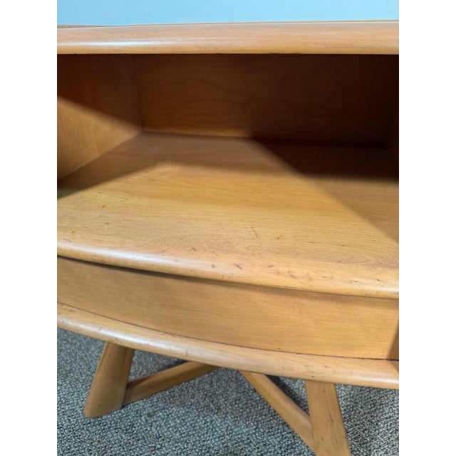 Heywood-Wakefield Mid 20th Century Pair of Heywood Wakefield Sculptura M-778 Nightstands in Original Champagne Finish For Sale - Image 4 of 12