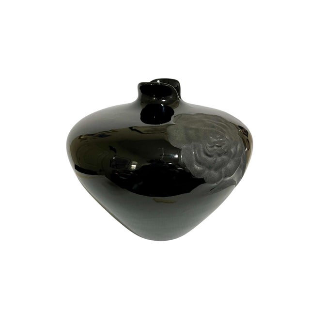 This is a vintage 1986 Haeger vase in a glazed black with matte chrysanthemum engraving. Beautiful stand-alone vase or...