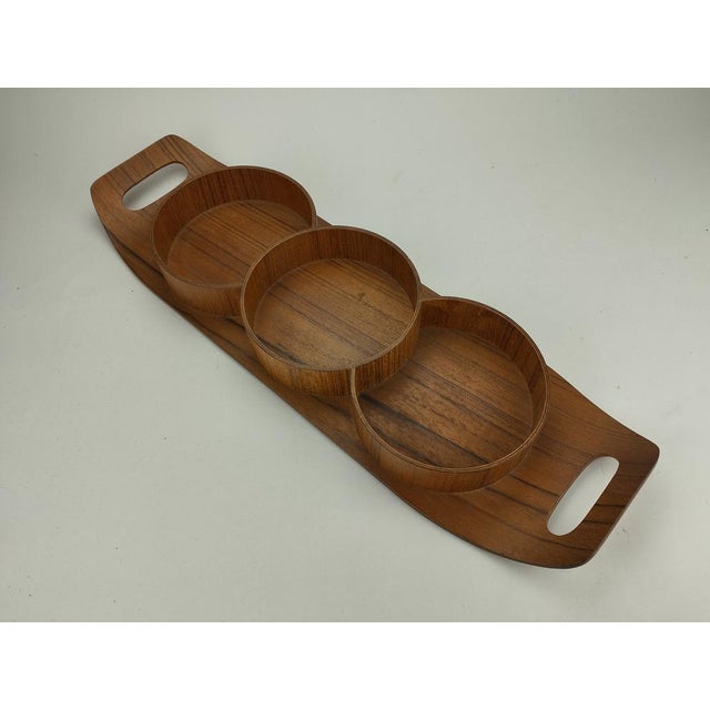 Mid-Century Scandinavian Tray in Molded Wood with Teak Veneer, in Very Good conditions. Designed 1960 to 1969