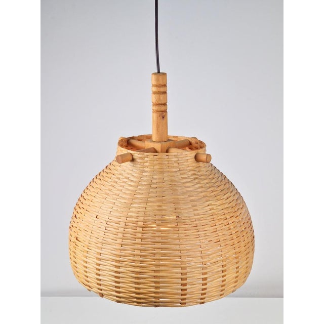 Vintage wicker rattan pine hanging lamp scandinavian '60s japandi This vintage wicker hanging chandelier was made in the...