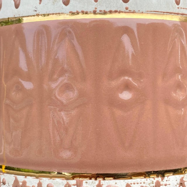 Salmon 1950s Mid-Century Modern Ceramic Table Lamp in Salmon & Gold For Sale - Image 8 of 13