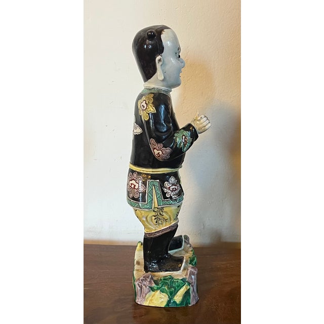 Antique Chinese Export Kangxi Famille Noir Porcelain Figure of an Attendant For Sale - Image 4 of 12