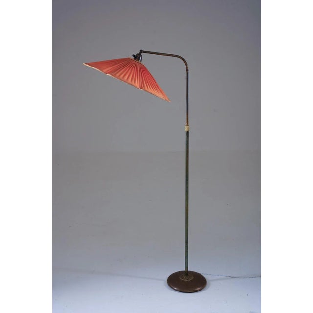 Lovely Swedish modern floor lamp from Nordiska Kompaniet (NK), Sweden, 1940s. The lamp consists of a base and rod in...