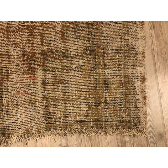Turkish 1960s Oushak Handmade Distressed Rug- 4′2″ × 5′10″ For Sale - Image 3 of 11