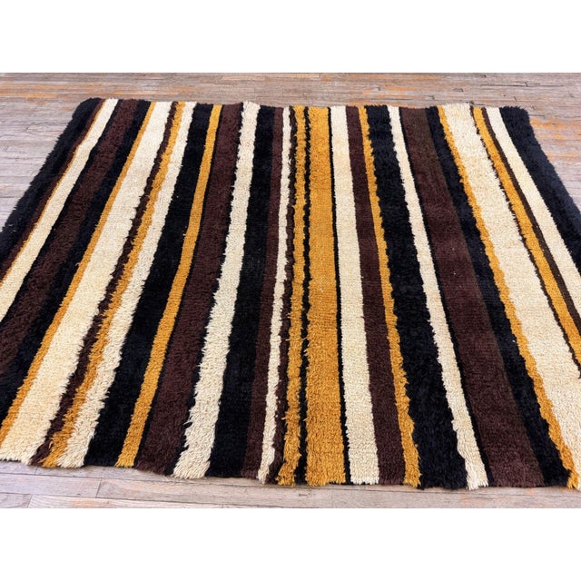 Art Deco 1920s Multicolor Field Geometric Antique European Art Deco Knotted Wool Rug For Sale - Image 3 of 6