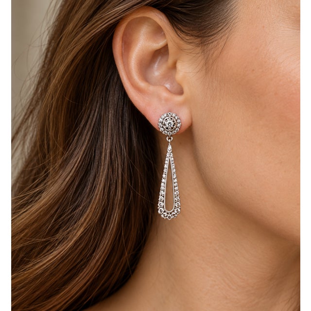 Exquisite Vintage Diamond Drop Earrings in 18K White Gold An elegant pair of vintage diamond drop earrings crafted in...