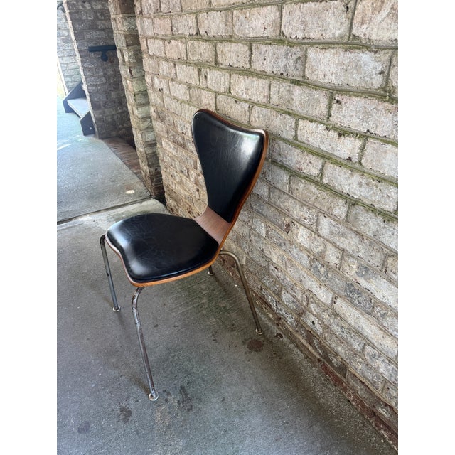 Wood Mid Century Modern Chair, Leather Chrome and Walnut, in the Style of Cherner For Sale - Image 7 of 17