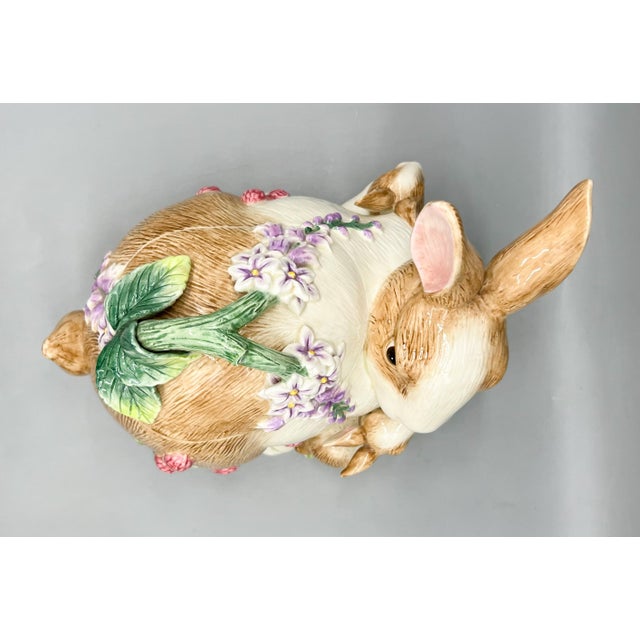 Fitz and Floyd Farmhouse Fitz & Floyd Botanical Bunny Rabbit Family Ceramic Cookie Jar – Cottagecore / Spring For Sale - Image 4 of 18