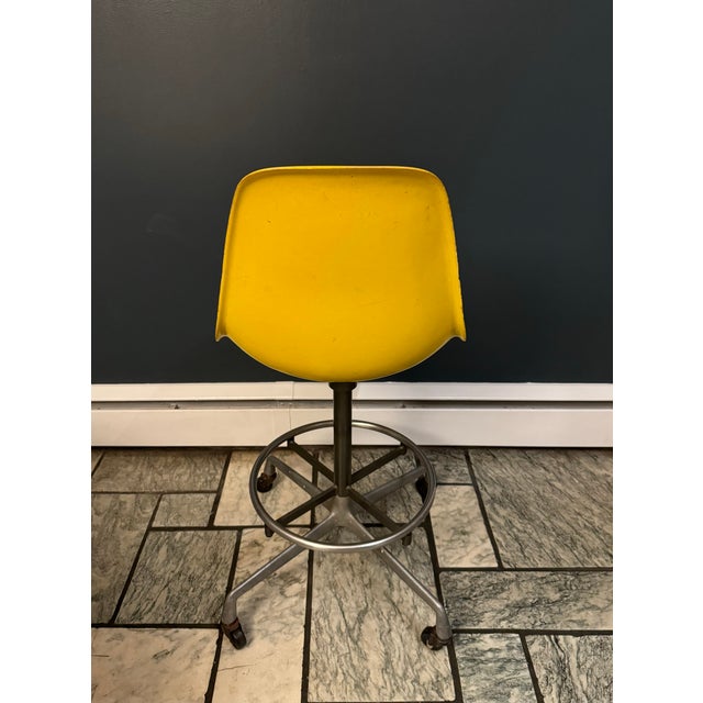 1960s Vintage Herman Miller Eames Fiberglass Shell Chairs – Set of 3 – Orange, Yellow & Gray – Swivel Task Base For Sale - Image 5 of 8