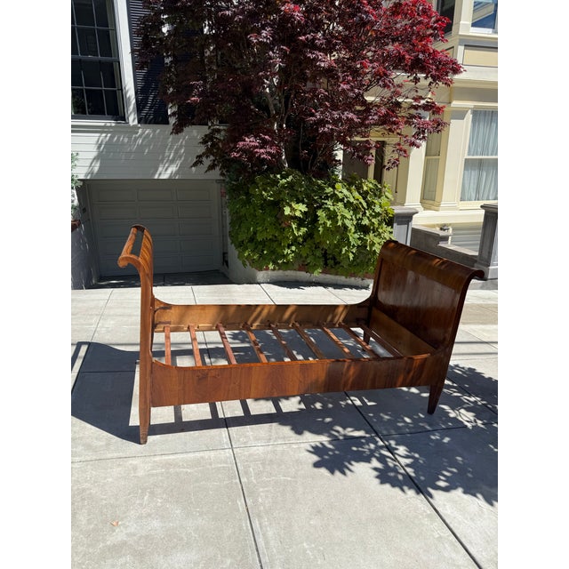 Traditional Antique American Empire Flame Mahogany Sleigh Daybed, C. 1820–1840 For Sale - Image 3 of 8