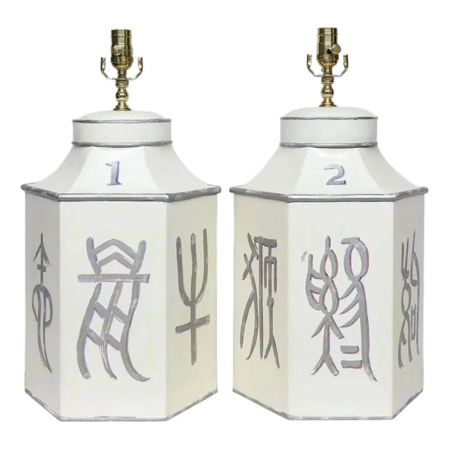 Late 20th Century Pair of Hand-Painted Hexagonal Tin Tea Canister Table Lamps With Silver Calligraphic Designs (1-2) For Sale