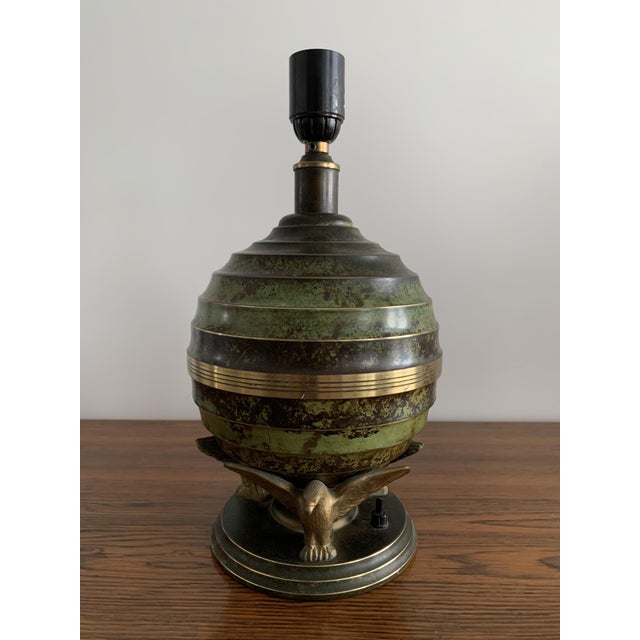 Mid-Century Modern Art Deco Table Lamp in Patinated Bronze with Eagles Holding Globe, France, 1940s For Sale - Image 3 of 18