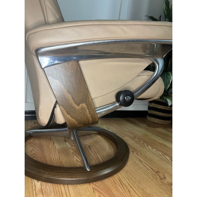 Modern Ekornes Stressless 2017 Recliner/Ottoman (Norwegian Luxury)” Medium Size For Sale - Image 3 of 12