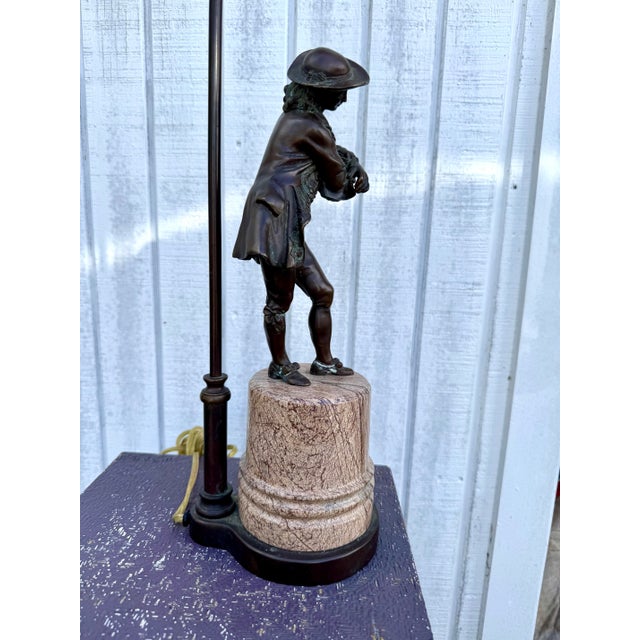 Late 20th Century Vintage Bronze on Marble Colonial Williamsburg Gentleman Table Lamp For Sale - Image 4 of 9